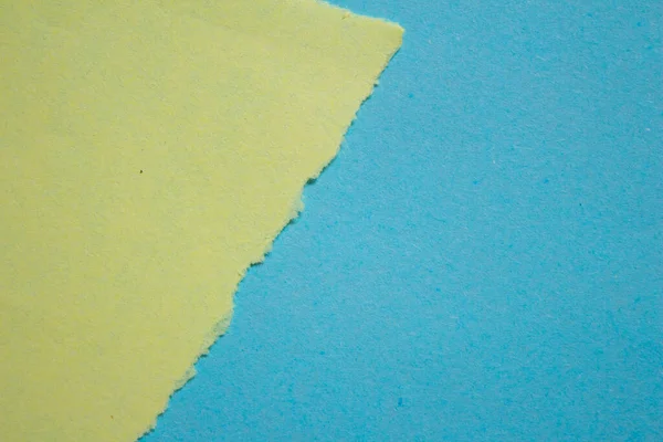 黄色撕破的纸张背景 蓝色背景的撕碎的纸 文本的复制空间 — 图库照片