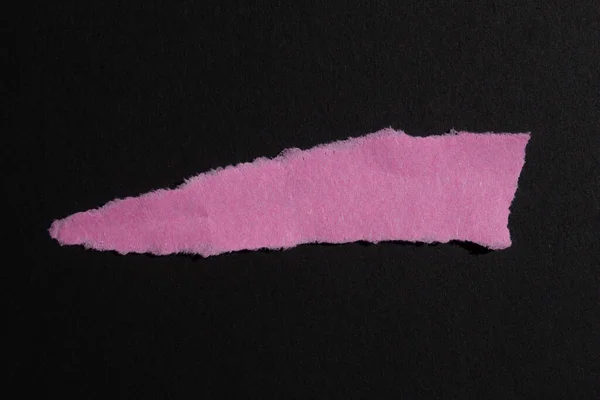 黒の背景に孤立したピンクの破れた紙片 テキストのためのコピースペースを持つ紙をリッピング — ストック写真