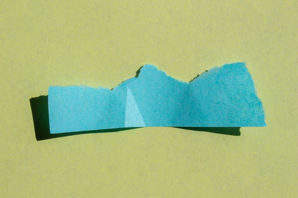 Roztrhaný Modrý Papír Žlutém Pozadí Roztrhaný Kus Papíru — Stock fotografie