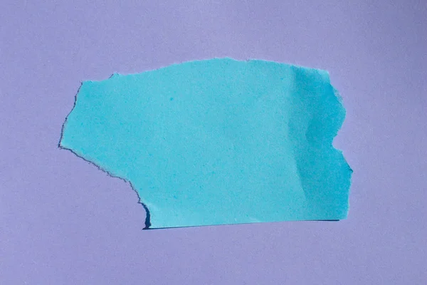 Modré Roztržené Papírové Pozadí Roztrhané Papír Fialovém Pozadí Kopírovacím Prostorem — Stock fotografie