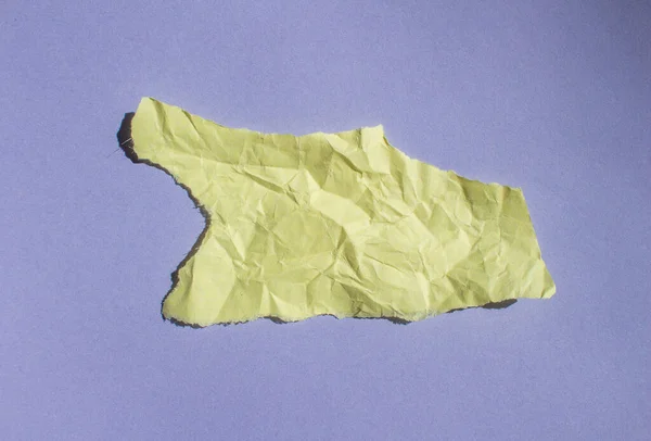 Zmačkaný Žlutý Papír Purpurovém Pozadí Roztrhané Pozadí Papíru — Stock fotografie