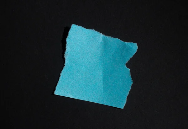 Pezzo Carta Strappato Blu Isolato Uno Sfondo Nero Carta Bianca — Foto Stock