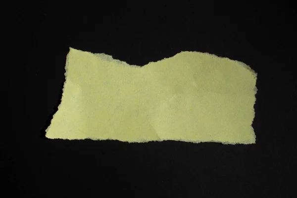 Pezzo Carta Strappato Giallo Isolato Uno Sfondo Nero Carta Bianca — Foto Stock