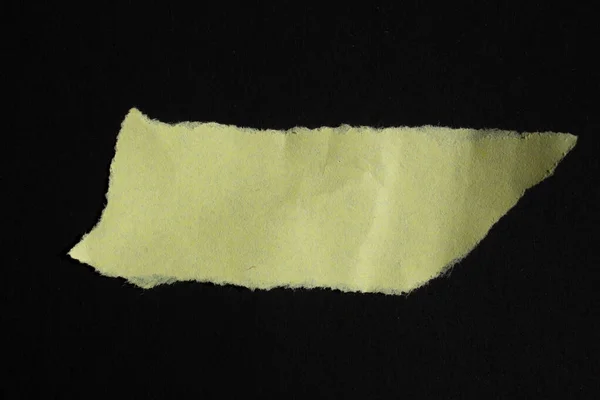 Желтый Рваный Лист Бумаги Изолирован Черном Фоне Рваная Пустая Бумага — стоковое фото