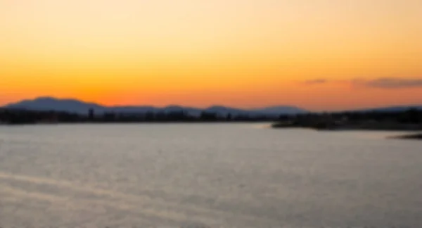 夕阳西下的湖景 以模糊的自然景观为背景 — 图库照片