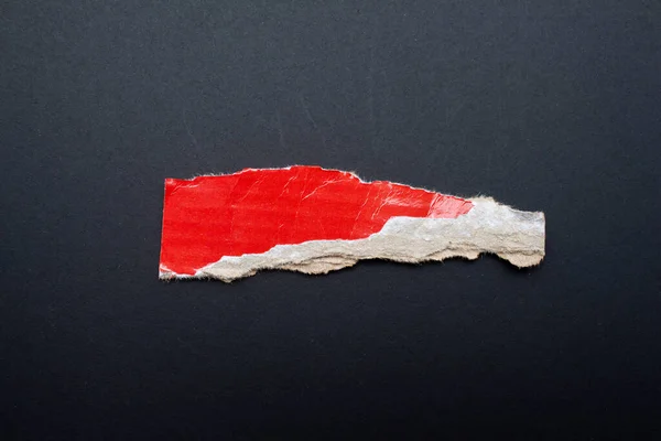 Recyceltes Rotes Pappstück Zerrissenes Papier Auf Schwarzem Hintergrund — Stockfoto