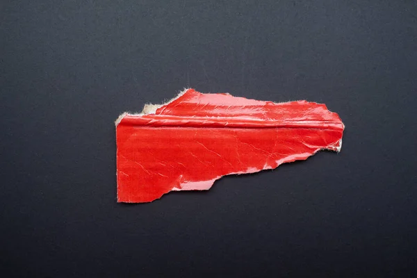 Recyceltes Rotes Pappstück Zerrissenes Papier Auf Schwarzem Hintergrund — Stockfoto