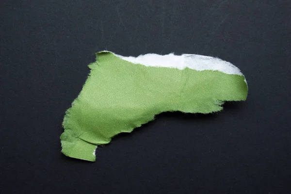 Зеленый Рваный Кусок Бумаги Изолирован Черном Фоне — стоковое фото
