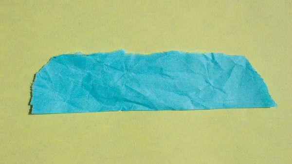 Vymačkaný Kus Modrého Papíru Žlutém Pozadí Zmačkaný Papír Okraj Textury — Stock fotografie