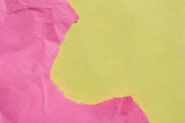 黄色の背景にピンクの紙片を砕いた テキスト用のコピースペースで紙背景色をオン — ストック写真