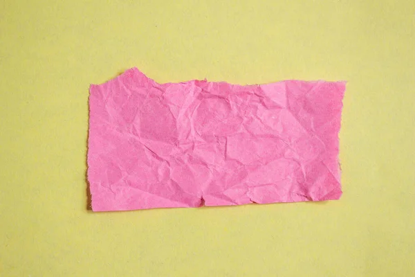 Смятая Розовая Бумага Жёлтом Фоне Порванный Бумажный Фон Местом Копирования — стоковое фото