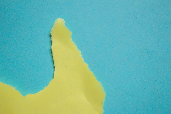 Κίτρινο Σκισμένο Φόντο Χαρτιού Κομμένο Κομμάτι Χαρτιού Μπλε Φόντο — Φωτογραφία Αρχείου