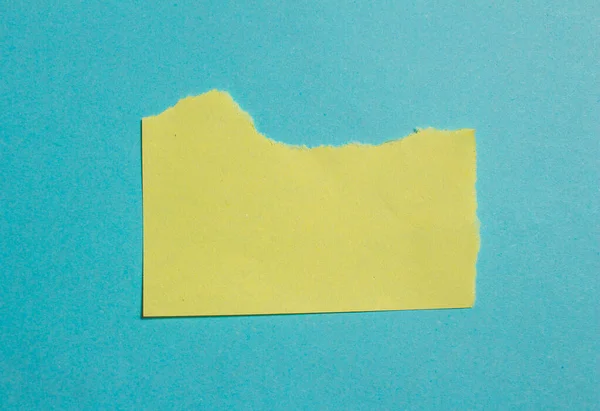 Žluté Roztržené Papírové Pozadí Roztrhané Kus Papíru Modrém Pozadí — Stock fotografie