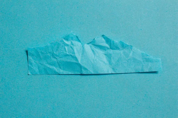 Faltenblaues Papier Auf Blauem Hintergrund Zerrissener Papierhintergrund Mit Kopierraum — Stockfoto