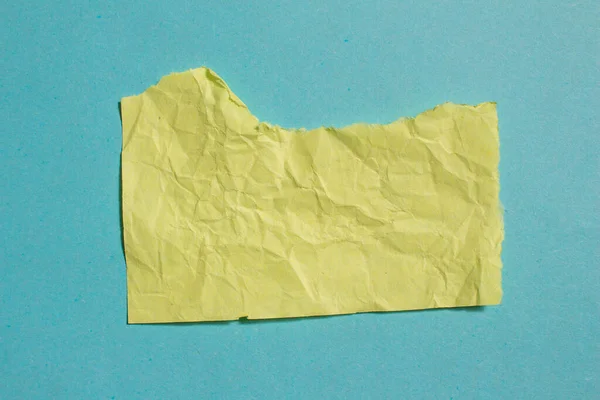 Carta Giallo Stropicciato Uno Sfondo Blu Stropicciato Sfondo Carta Strappata — Foto Stock