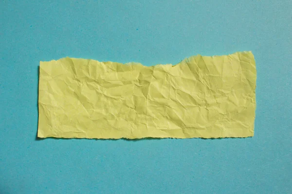 Ένα Τσαλακωμένο Κίτρινο Χαρτί Μπλε Φόντο Ρυτίδες Σχισμένο Φόντο Χαρτί — Φωτογραφία Αρχείου