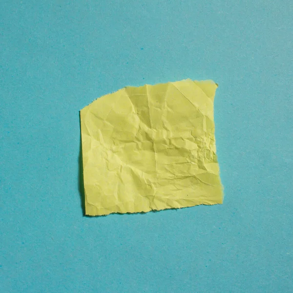 Смятая Желтая Бумага Синем Фоне Морщинистый Бумажный Фон — стоковое фото