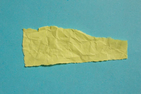 Zmačkaný Žlutý Papír Modrém Pozadí Vrásčitý Roztrhaný Papír Pozadí — Stock fotografie
