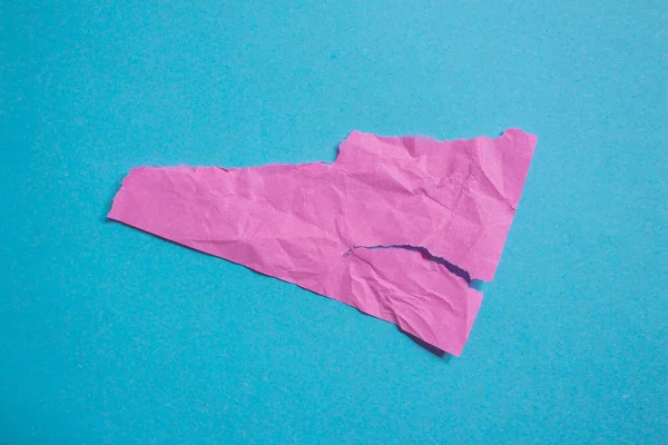 Gyűrött Rózsaszín Papír Darab Kék Háttérrel Elszakadt Papír Háttér Másolási — Stock Fotó