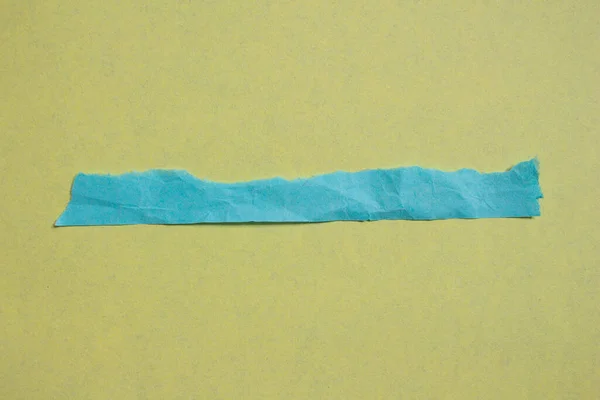 Kiszáradt Kék Papírdarab Sárga Háttérrel Gyűrött Szakadt Papír Textúra Háttér — Stock Fotó