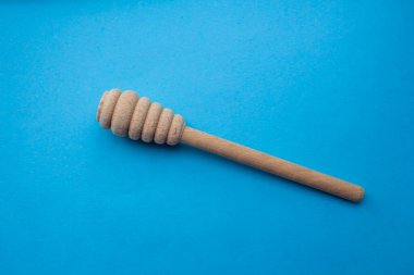 Ahşap bal aygırı mavi arka planda izole edilmiş. Üst manzara, düz uzanma.