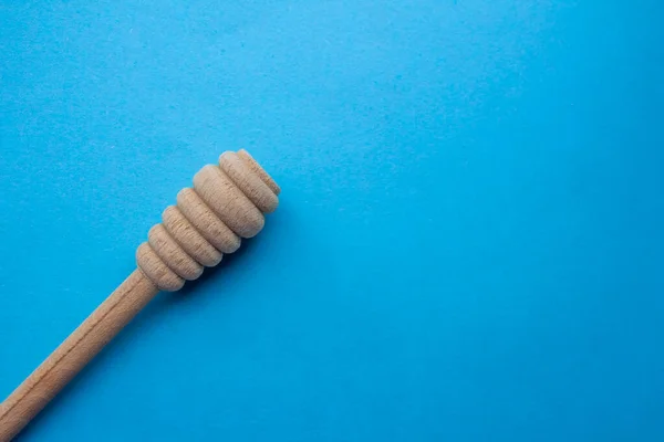 Wooden Honey Dipper Isolated Blue Background Top View Copy Space — Stock Photo, Image