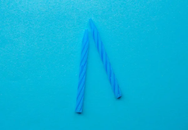 Modré Narozeninové Svíčky Izolované Modrém Pozadí Pohled Shora Byt Ležel — Stock fotografie