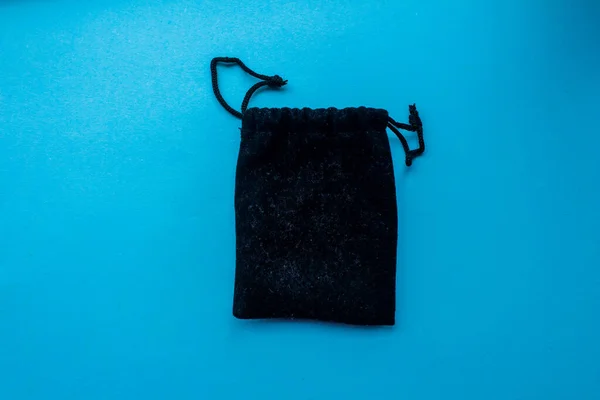 Kleine Schwarze Tasche Isoliert Auf Blauem Hintergrund Draufsicht Flache Lage — Stockfoto