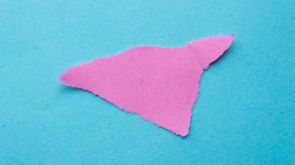 Rózsaszín Szakadt Papír Háttér Tépett Papír Kék Alapon — Stock Fotó