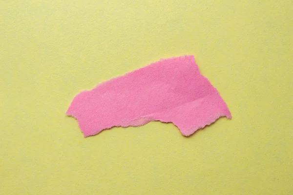 Ροζ Σκισμένο Χαρτί Κίτρινο Φόντο — Φωτογραφία Αρχείου
