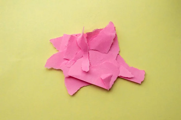 Pezzi Carta Rosa Strappati Uno Sfondo Giallo Vista Dall Alto — Foto Stock