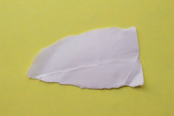 Zerrissene Weiße Gelbe Papierhintergrund Mit Kopierraum — Stockfoto