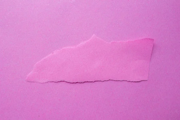 Peça Papel Rosa Rasgada Fundo Rosa Copiar Espaço Para Texto — Fotografia de Stock