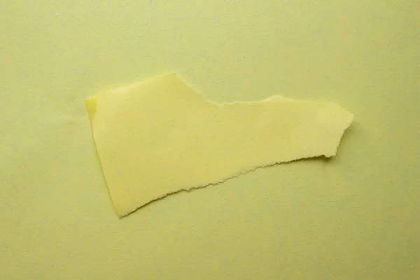 黄色背景上的黄色撕破的纸 文本的复制空间 — 图库照片