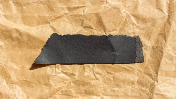 Černý Roztržený Papír Vrásčitém Pozadí Roztržený Kus Papíru Kopírovacím Prostorem — Stock fotografie