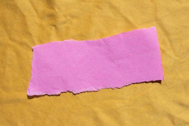 Sarı arka planda yırtılmış kağıt parçası. Metin için kopyalama alanı olan yırtık kağıt.