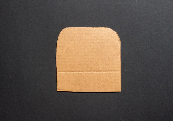 Siyah Arka Planda Izole Edilmiş Karton Parçası Yırtılmış Kağıt — Stok fotoğraf