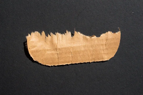 Zerrissenes Stück Pappe Isoliert Auf Schwarzem Hintergrund Aufgerissenes Papier — Stockfoto