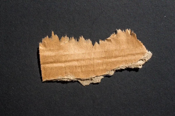 Siyah Arka Planda Izole Edilmiş Karton Parçası Yırtılmış Kağıt — Stok fotoğraf
