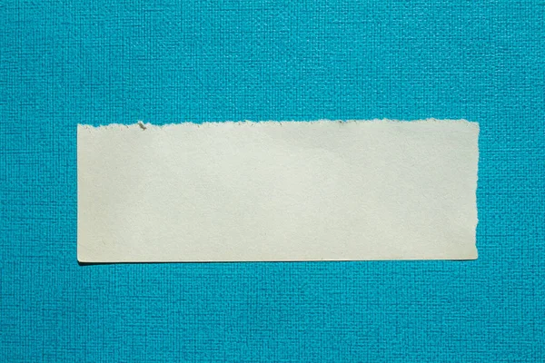 Roztrhaný Kus Papíru Modrém Pozadí Roztržený Papír Kopírovacím Prostorem Pro — Stock fotografie