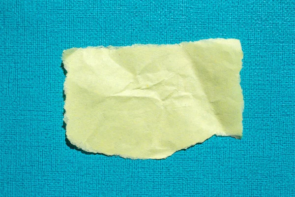 蓝色背景的撕碎的纸片 带有文本复制空间的牛皮纸 — 图库照片