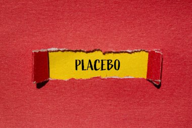 Plasebo kelimesi sarı arkaplanlı kırmızı kağıda yazılmış.