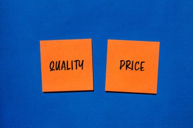 Mavi arka planlı turuncu etiketlere yazılmış kaliteli fiyat kelimeleri. Kavramsal kalite ya da fiyat sembolü. Boşluğu kopyala.