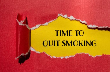 Sarı arkaplanlı kırmızı kağıda yazılan sigarayı bırakma zamanı. Sigarayı bırakmak için kavramsal zaman. Boşluğu kopyala.