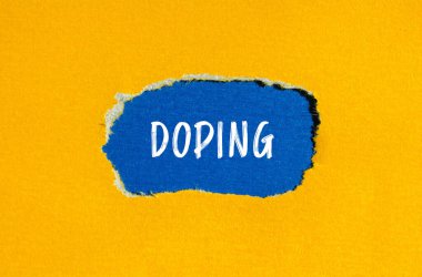 Doping kelimesi mavi arka planlı sarı kağıt üzerine yazılmış. Kavramsal doping sembolü. Boşluğu kopyala.