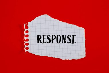 Kırmızı arkaplanlı yırtık beyaz kağıda yazılmış bir cevap. Kavramsal tepki sembolü. Boşluğu kopyala.