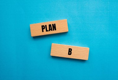 B planı: Ahşap bloklara yazılmış mavi arka plan. Kavramsal B planı sembolü. Boşluğu kopyala.