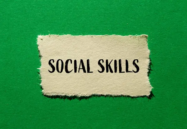 Социальные Навыки Слова Написаны Разорванной Бумаге Кусок Зеленым Фоном Символ — стоковое фото