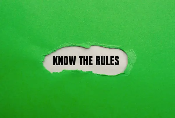 Знать Правила Слова Написанные Разорванной Зеленой Бумаге Серым Фоном Концептуальный — стоковое фото