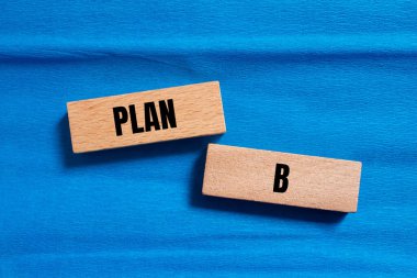 B planı: Ahşap bloklara yazılmış mavi arka plan. Kavramsal B planı sembolü. Boşluğu kopyala.
